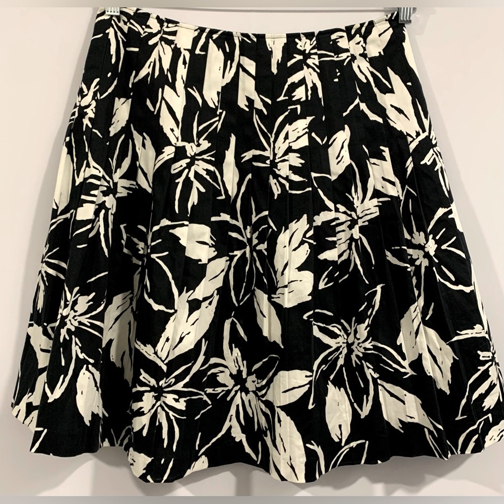 Excellent Condition, Lafayette 148, Pleated Black/White Floral Skirt, Sz 6 - Picture 4 of 8